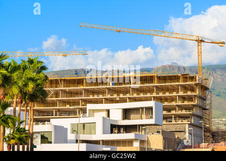 Hotelgebäude im Bau in der Stadt Costa Adeje auf Teneriffa Tropeninsel, Spanien Stockfoto