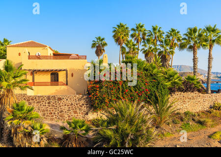 Typisch kanarisches Haus, mit Palmen in Costa Adeje Stadt, Teneriffa, Kanarische Inseln, Spanien Stockfoto