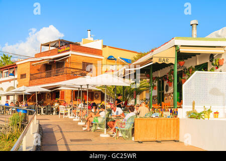 LA CALETA, Teneriffa - 16. November 2015: Leute sitzen in Restaurants in La Caleta Fischerdorf an der Südküste Teneriffas, Cana Stockfoto