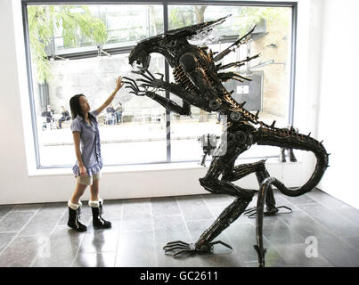 Piyanuch Champhet vom kreativen Recycling-Unternehmen RoboSteel steht neben einer riesigen Alien-Skulptur, die diese Woche im berühmten Viertel Temple Bar in Dublin der Öffentlichkeit gezeigt wird. Stockfoto