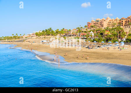 COSTA ADEJE, Teneriffa - 17. November 2015: Paradies El Duque Strand mit azurblauem Wasser und Hotels in Costa Adeje, Hintergrund Stockfoto