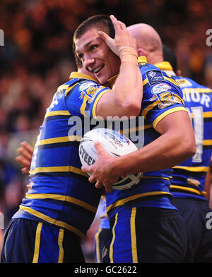 Ryan Hall von Leeds Rhinos (rechts) feiert seinen zweiten Versuch mit Danny McGuire während des Engage Super League-Spiels im Headingley Carnegie Stadium, Leeds. Stockfoto