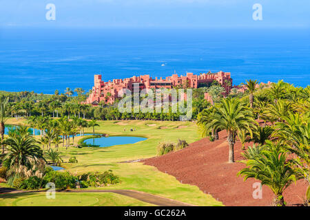 Teneriffa, Kanarische Inseln - 17. November 2015: ein Blick auf luxuriöse Abama Hotel liegt auf einem Golfplatz in einem tropischen Garten auf T Stockfoto