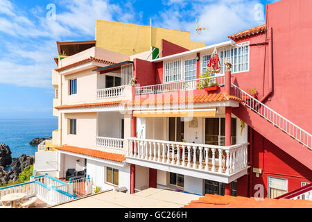 Stadt ALCALA, Teneriffa - 17. November 2015: Bunte Haus mit Ferienwohnungen in Alcala Stadt an der Südküste von Teneriffa, Kanarische Stockfoto