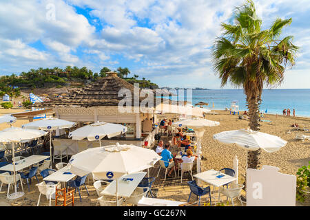 EL DUQUE Strand, auf der Insel Teneriffa - 17. November 2015: Leute sitzen in einem Restaurant Gebäude am Strand El Duque in Costa Adeje Stadt, T Stockfoto