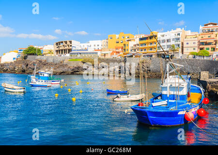 LOS ABRIGOS Hafen, auf der Insel Teneriffa - 18. November 2015: Angelboote/Fischerboote in Los Abrigos Port, Teneriffa, Kanarische Inseln, Spanien. Stockfoto