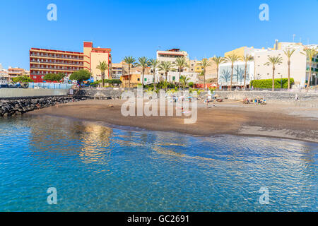 Strand von SAN JUAN, Teneriffa - 18. November 2015: Strand in San Juan Stadt. Es ist ein kleiner Fischerhafen im Süden von Teneriffa, Kanarische Stockfoto