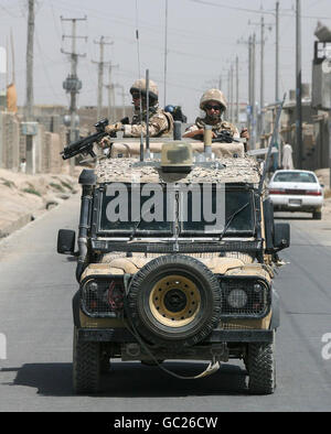 Mitglieder des 40. Regiments die Royal Artillery in einem Snatch Land Rover während einer Patrouille in Lashkar Gah, Afghanistan. Stockfoto