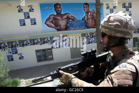 Mitglieder des 40. Regiments die Royal Artillery in einem Snatch Land Rover während einer Patrouille in Lashkar Gah, Afghanistan. Stockfoto