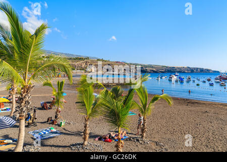 Strand von SAN JUAN, Teneriffa - 18. November 2015: Palmen am tropischen Strand in San Juan Stadt an der Südküste von Teneriffa, Kanarische Inseln, Spa Stockfoto