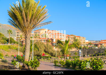 COSTA ADEJE, Teneriffa - 18. November 2015: Küstenpromenade in Costa Adeje Urlaub Stadt, beliebteste Ort im Süden Teneriffas, Ca Stockfoto