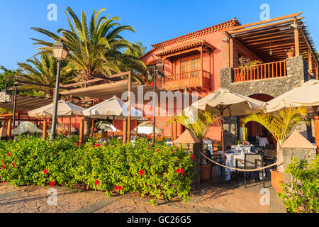 COSTA ADEJE, Teneriffa - 18. November 2015: typisches Restaurant im kanarischen Stil auf der Strandpromenade in der Nähe von El Duque Strand, die meisten gebaut Stockfoto