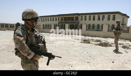 Mitglieder des 40. Regiments der Königlichen Artillerie in einem Wahllokal während einer Patrouille in Lashkar Gah, Afghanistan. Stockfoto