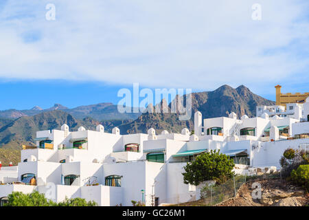 Einen Überblick über die typischen kanarischen Stil Ferienwohnungen gegen Berge in Costa Adeje Stadt, Teneriffa, Kanarische Inseln, Spanien Stockfoto