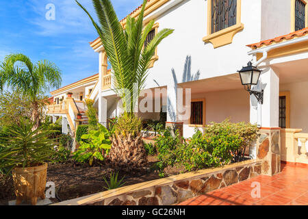 Gartenbereich der typischen kanarischen Stil Ferienwohnungen an der Costa Adeje, Teneriffa, Spanien Stockfoto