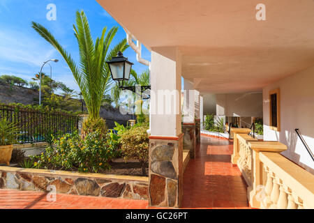 Gartenbereich der typischen kanarischen Stil Ferienwohnungen an der Costa Adeje, Teneriffa, Spanien Stockfoto