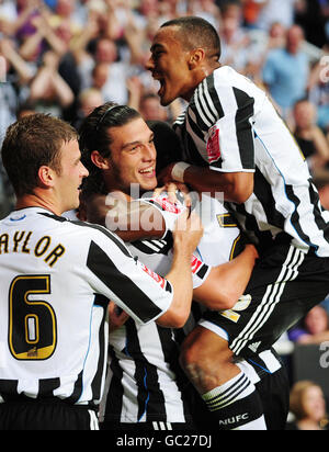Shola Ameobi aus Newcastle feiert beim Coca-Cola Football League Championship-Spiel im St. James' Park, Newcastle, das erste Tor des Spiels seiner Seite. Stockfoto