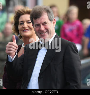 Der irische Geschäftsmann J. P. McManus nimmt an der Hochzeit von Andrea Corr und Brett Desmond, Sohn von Dermot Desmond, Teil, die in der St. Joseph's Church in Miltown Malbay Co Clare stattfindet. Stockfoto