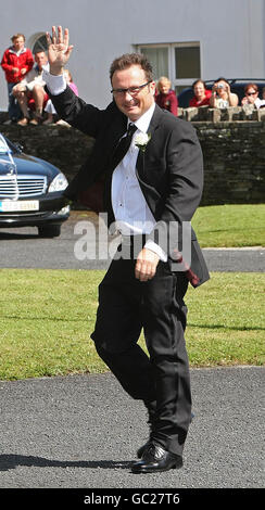 Jim Corr nimmt an der Hochzeit seiner Schwester Andrea Corr und Brett Desmond, Sohn von Dermot Desmond, Teil, die in der St. Joseph's Church in Miltown Malbay Co Clare stattfindet. Stockfoto