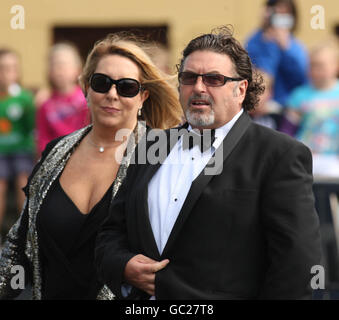 Denis Desmond nimmt an der Hochzeit von Andrea Corr und Brett Desmond, Sohn von Dermot Desmond, Teil, die in der St. Joseph's Church in Miltown Malbay Co Clare stattfindet. Stockfoto