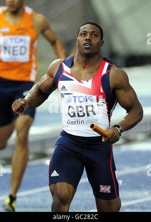 Der britische Harry Aikines Aryeetey (rechts) während der 4x100-m-Staffel der Männer während der IAAF-Weltmeisterschaft im Olympiastadion, Berlin. Stockfoto