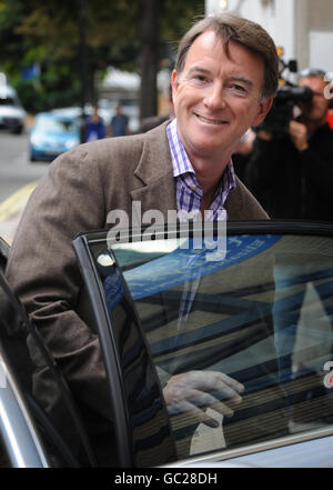 Wirtschaftsminister Lord Mandelson verlässt heute das St. Mary's Hospital in London, nachdem er sich einer Operation an einer vergrößerten Prostata unterzogen hatte. Stockfoto