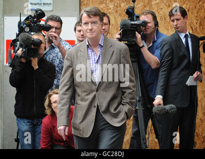 Wirtschaftsminister Lord Mandelson verlässt heute das St. Mary's Hospital in London, nachdem er sich einer Operation an einer vergrößerten Prostata unterzogen hatte. Stockfoto