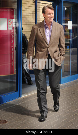 Wirtschaftsminister Lord Mandelson verlässt heute das St. Mary's Hospital in London, nachdem er sich einer Operation an einer vergrößerten Prostata unterzogen hatte. Stockfoto