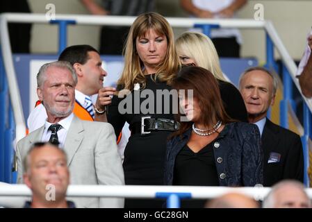 Birmingham City Managing Director Karren Brady (Mitte) mit Chairman David Gold (links) und Ralph Gold (ganz rechts) vor dem Start an den Ständen. Stockfoto