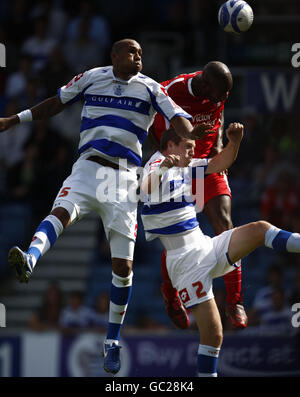 QPR's Fitz Hall (links) und Peter Ramage (Mitte) schlagen den Ball weg von Nottingham Forest's DELE Adebola während des Coca-Cola Championship Spiels in Loftus Road, London. Stockfoto