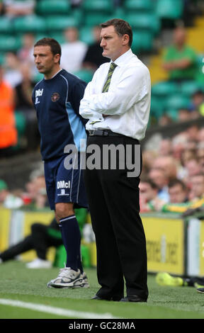 Celtics' Tony Mobray (rechts) und St Johnstones' Derek McInnes während des Spiels der Clydesdale Bank Scottish Premier League im Celtic Park, Glasgow. Stockfoto