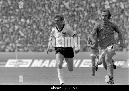 Jugoslawiens Branko Oblak (r) versucht, sich von Westdeutschlands Dieter Herzog (l) zu entfernen Stockfoto