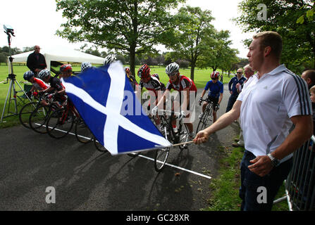 Der Radfahrer Sir Chris Hoy startet ein Radrennen, als er die Regional Schools of Racing ins Leben ruft, die im Bellahouston Park, Glasgow gegründet wurden, um junge Radfahrer im Alter von 10-16 Jahren zu ermutigen und zu entwickeln. Stockfoto