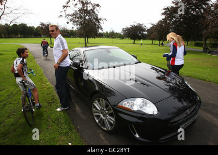 Der Radfahrer Sir Chris Hoy verlässt seinen Jaguar, nachdem er die Regional Schools of Racing ins Leben gerufen hat, die im Bellahouston Park, Glasgow, gegründet wurden, um junge Radfahrer im Alter von 10-16 Jahren zu ermutigen und zu entwickeln. Stockfoto