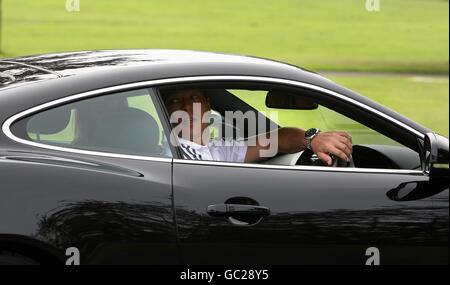 Der Radfahrer Sir Chris Hoy verlässt seinen Jaguar, nachdem er die Regional Schools of Racing ins Leben gerufen hat, die zur Förderung und Entwicklung junger Radfahrer im Alter von 10-16 Jahren im Bellahouston Park in Glasgow eingerichtet wurden. Stockfoto