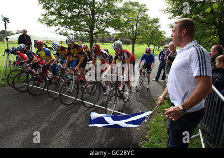 Der Radfahrer Sir Chris Hoy startet ein Radrennen, als er die Regional Schools of Racing ins Leben ruft, die im Bellahouston Park, Glasgow gegründet wurden, um junge Radfahrer im Alter von 10-16 Jahren zu ermutigen und zu entwickeln. Stockfoto