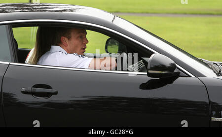 Der Radfahrer Sir Chris Hoy verlässt seinen Jaguar, nachdem er die Regional Schools of Racing ins Leben gerufen hat, die zur Förderung und Entwicklung junger Radfahrer im Alter von 10-16 Jahren im Bellahouston Park in Glasgow eingerichtet wurden. Stockfoto