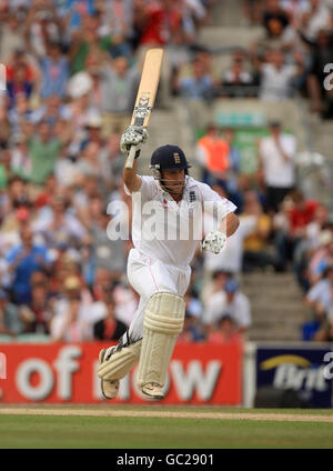 Der englische Jonathan Trott beendet sein erstes Testcentury Stockfoto