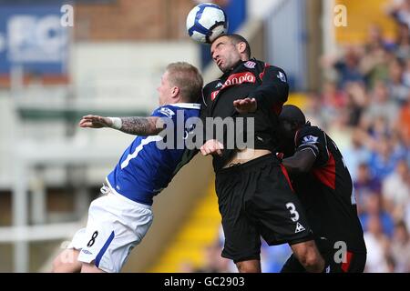 Garry O'Connor von Birmingham City (links) und Danny Higginbotham von Stoke City kämpfen um den Ball. Stockfoto