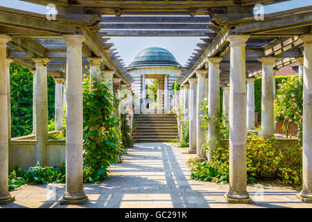 London, UK - 9. Juni 2016 - Hampstead Pergola und Hill Garden in London, England Stockfoto