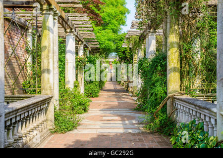 London, UK - 9. Juni 2016 - Hampstead Pergola und Hill Garden in London, England Stockfoto