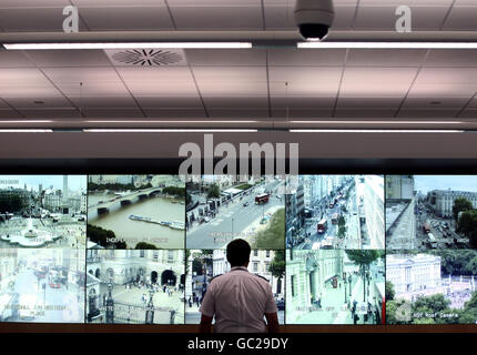 CCTV-Kameras im Spezialeinsatzraum der Metropolitan Police in Lambeth, von wo aus der Notting Hill Carnival und das Climate Camp betrieben werden. Stockfoto