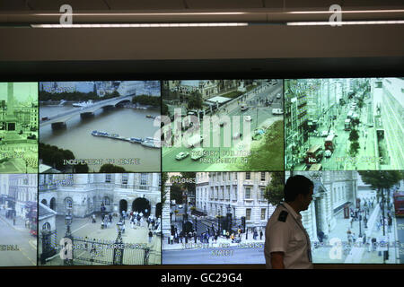 CCTV-Kameras im Spezialeinsatzraum der Metropolitan Police in Lambeth, von wo aus der Notting Hill Carnival und das Climate Camp betrieben werden. Stockfoto