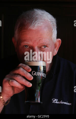 Christey Hillaird trinkt ein Pint Guinness in Dublins Portabello Bar. Stockfoto