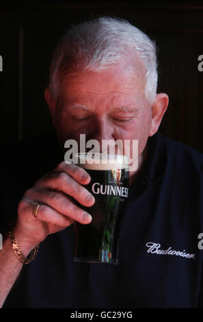 Christey Hillaird trinkt ein Pint Guinness in Dublins Portabello Bar. Stockfoto