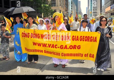New York City Vietamese Demonstranten bei der internationalen Migranten Foundation parade auf der Avenue of the Americas Stockfoto