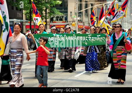 New York City: Tibeter marschieren in der internationalen Migranten Stiftung Parade auf der Avenue of the Americas Stockfoto
