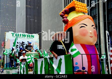 New York City taiwanesischen schweben auf der internationalen Migranten Stiftung Parade auf der Sixth Avenue Stockfoto