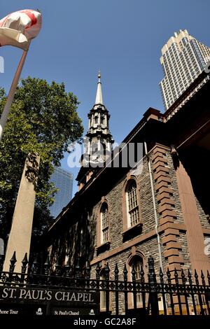 New York City: Historische 18. Jahrhundert St. Pauls Kapelle am Lower Broadway Stockfoto