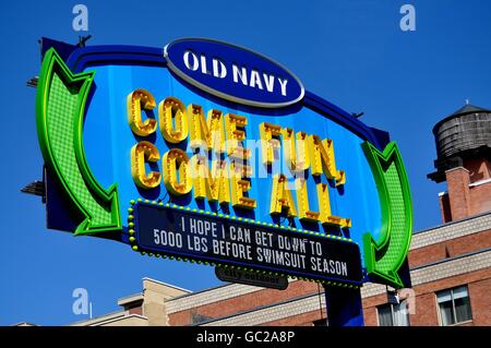 New York City: Große Werbeschild für den Old Navy Kleidung Store an der Ecke von Lafayette und Houston Street Stockfoto